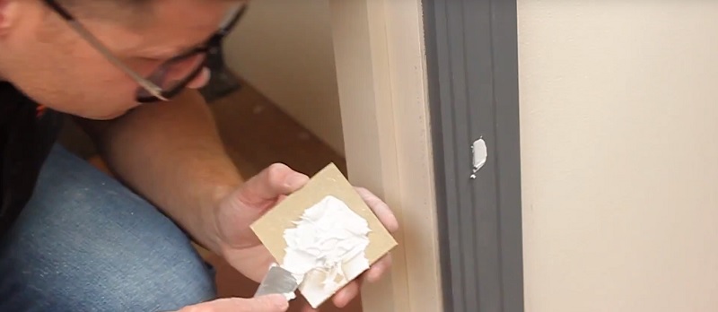 use filler to fill holes in architrave